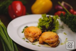 Філе куряче з ананасами, запечене під сиром (250г)