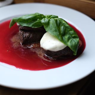 Медальйони із телятини з сиром моцарелла під вишневим соусом (250/80г)