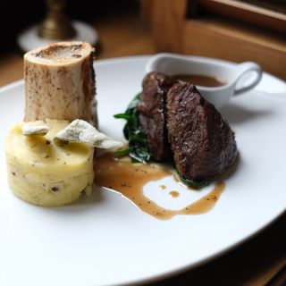 Телячі щічки зі шпинатом і трюфельним пюре (400г)