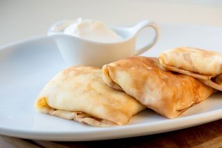 Млинці з домашнім сиром та родзинками (270/50г)