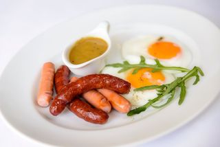 Яєчня з ковбасками і гірчичним соусом (255г)