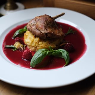 Качина ніжка конфі  з соусом з малини та розмарину