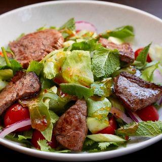 Зелений салат зі смаженою телятиною