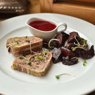 Мʼясний террин з фісташками 