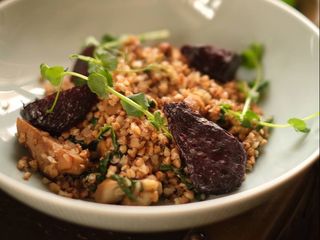 Гречана каша зі шпинатом, білими грибами та печеним буряком