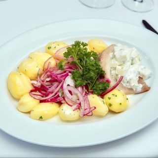 Оселедець з картоплею у вершках, яблуком та кропом 