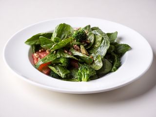 Салат зі шпинату з броколі, авокадо і грейпфрута