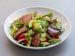 Зелений салат зі смаженою телятиною