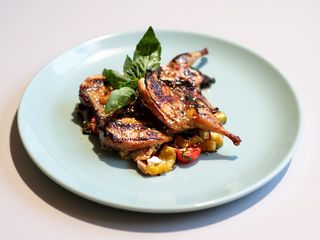 Перепілка з пікантним овочевим салатом 