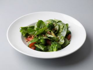 Салат зі шпинату, броколі та авокадо