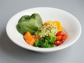 Боул з овочами, кіноа та гуакамоле