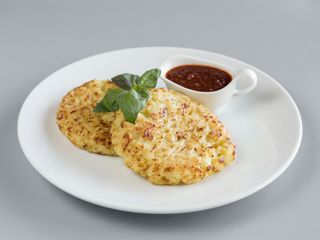 Оладки з цвітної капусти з соусом BBQ