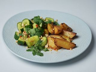 Печена картопля з битими огірками