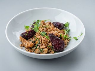 Гречана каша зі шпинатом, білими грибами та печеним буряком