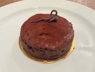 Шоколадний тарт з вишнею та кокосовим ганашем