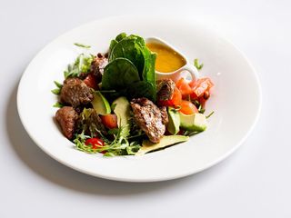 Теплий овочевий салат з філе ягняти в імбирній карамелі (296г)