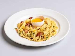 Фетучині з копченим лососем, в'яленими томатами і вершковим соусом