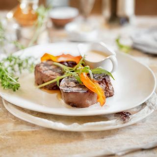 Медальйони з телятини «Торнадо» з соусом із зеленого перцю (210/60г)