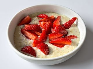 Каша вівсяна на молоці з сезонними ягідами (425г)