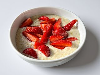 Каша вівсяна на кокосовому молоці з сезонними ягодами (405г)