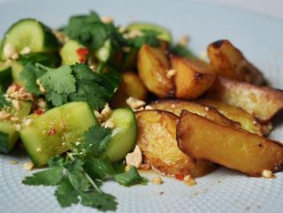 Печена картопля з битими огірками