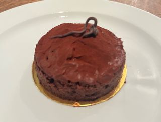 Шоколадний тарт з вишнею та кокосовим ганашем