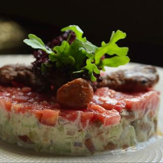 Салат з білими грибами з соте із курячої печінки