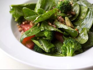 Салат зі шпинату, броколі та авокадо