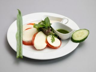 Помідори з сиром моцарела 