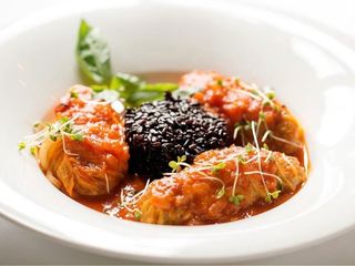 Овочеві голубці, томлені в томатному соусі з чорним рисом