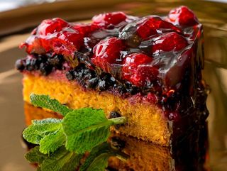 Морквяний пиріг з ягодами