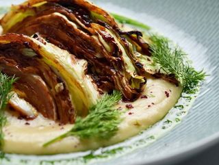 Стейк із капусти з яблучним пюре