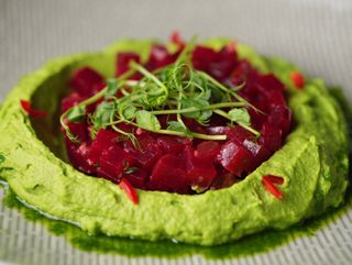 Тар тар із буряка з хумусом із зеленого горошка