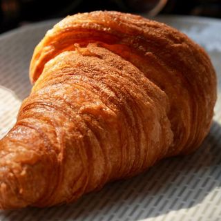 Круасан з печеними яблуками і корицею 