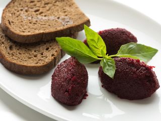 Бурякова ікра з пряними тостами