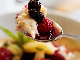 Вівсяна каша на кокосовому молоці з ягодами