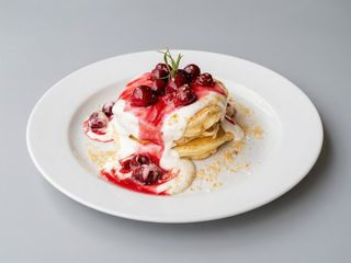 Бананові панкейки з вишнею