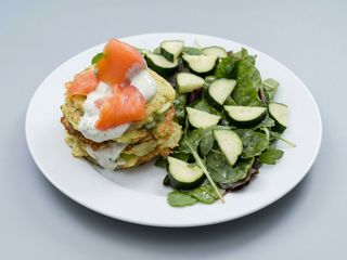 Кабачкові оладки з лососем