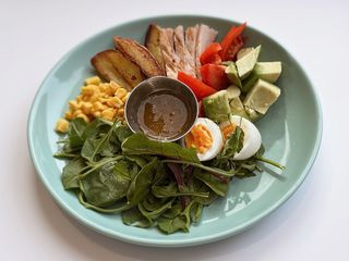 Салат з куркою та авокадо