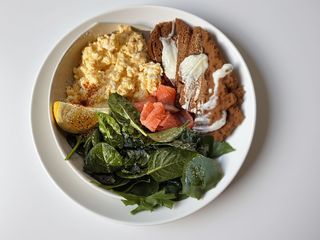 Вершковий скрембл з лососем