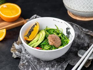 Салат Кайсо з огірком, авокадо і соусом ґамадарі