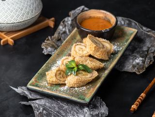 Банан темпура з карамельним соусом (150/40)