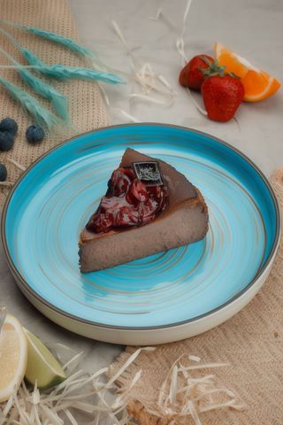 Шоколадний Сан-Себаст'ян із вишнею