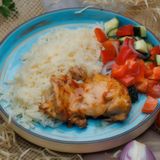 Рис, куряче стегно, салат по-домашньому