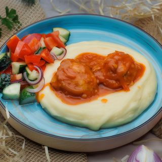 Картопляне пюре, курячі тефтелі, салат по-домашньому