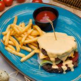 Бургер без булочки з картопляним деруном під сирним соусом