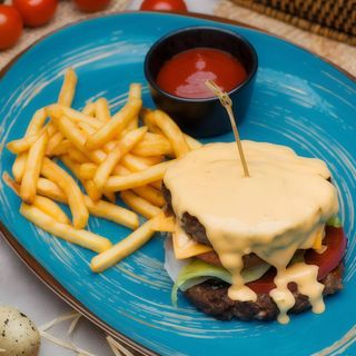 Бургер без булочки з картопляним деруном під сирним соусом