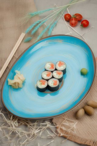 Макі з лососем, огірком та вершковим сиром