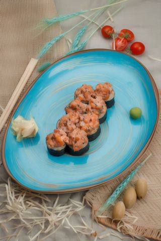 Фірмовий рол з лососем та окунем