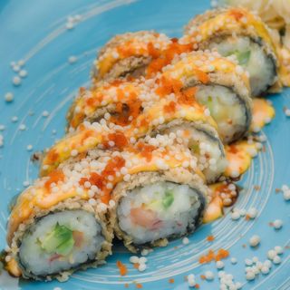 Гарячий рол з лососем ,сніжним крабом та авокадо